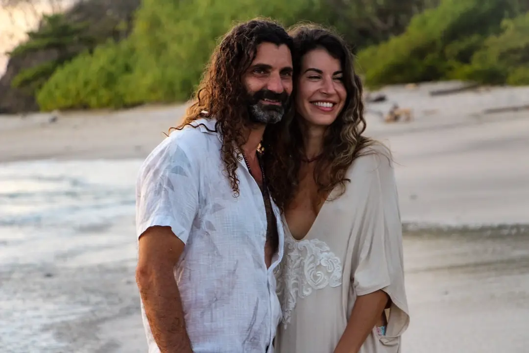 Marguerite y su pareja en la playa de Naya Nosara