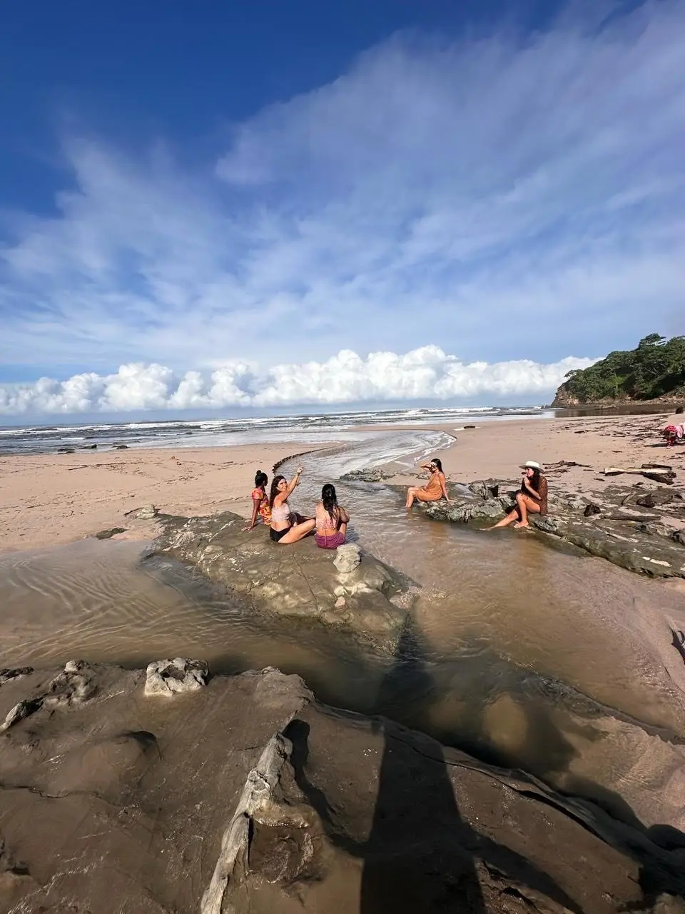 Un grupo de amigos juntos en la playa cerca de Naya Nosara