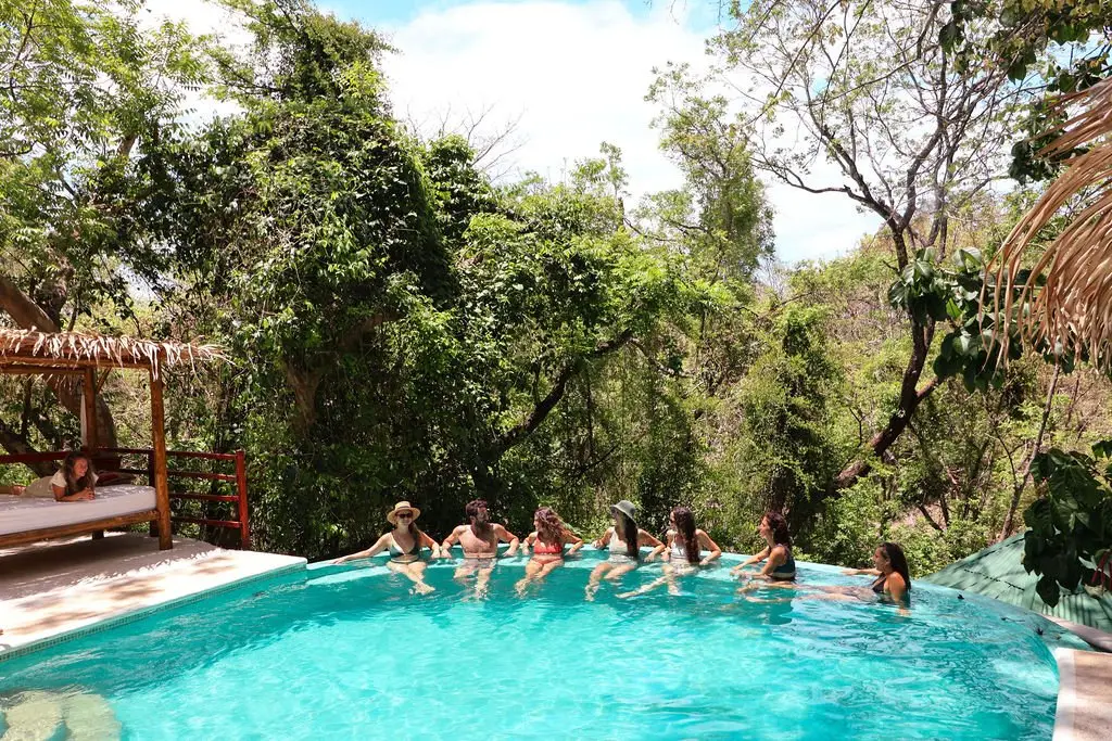 Huéspedes juntos en la piscina de Naya Nosara