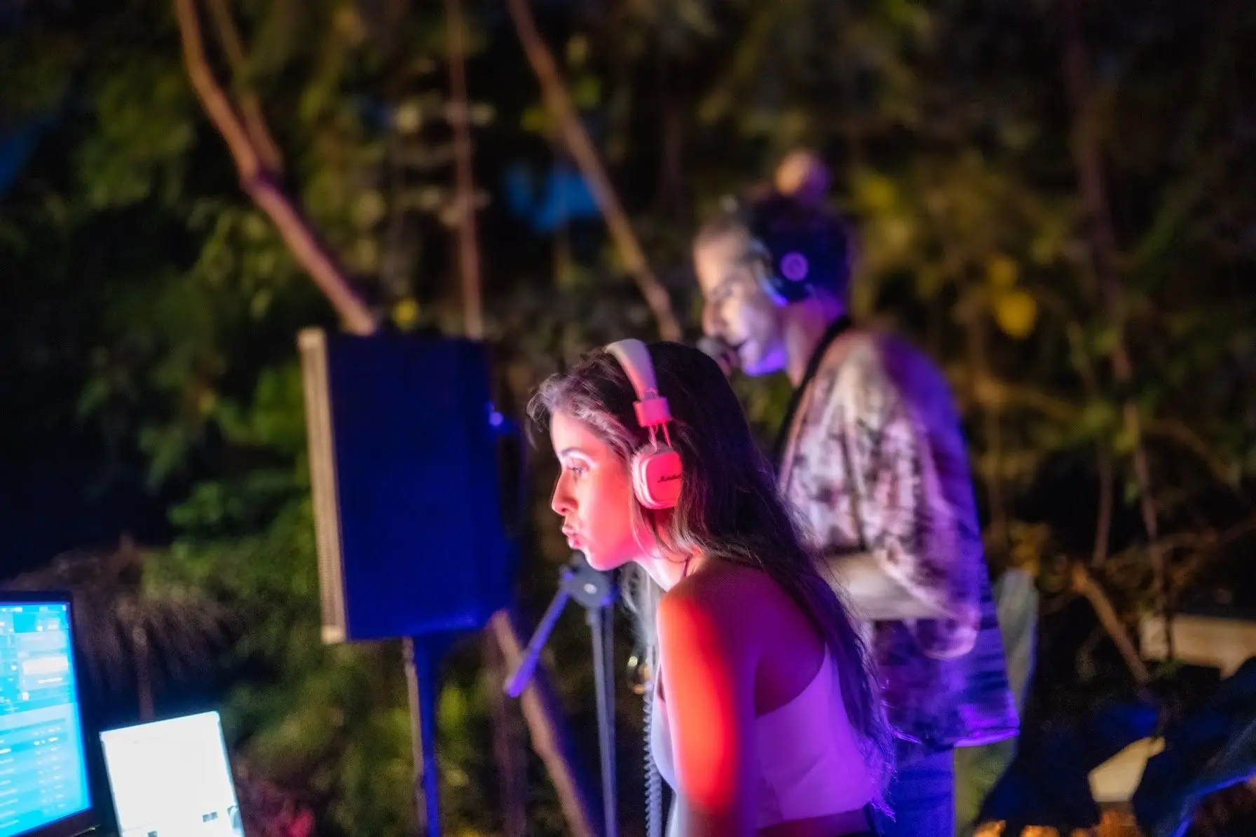 Un DJ en una noche de música en vivo en Naya Nosara