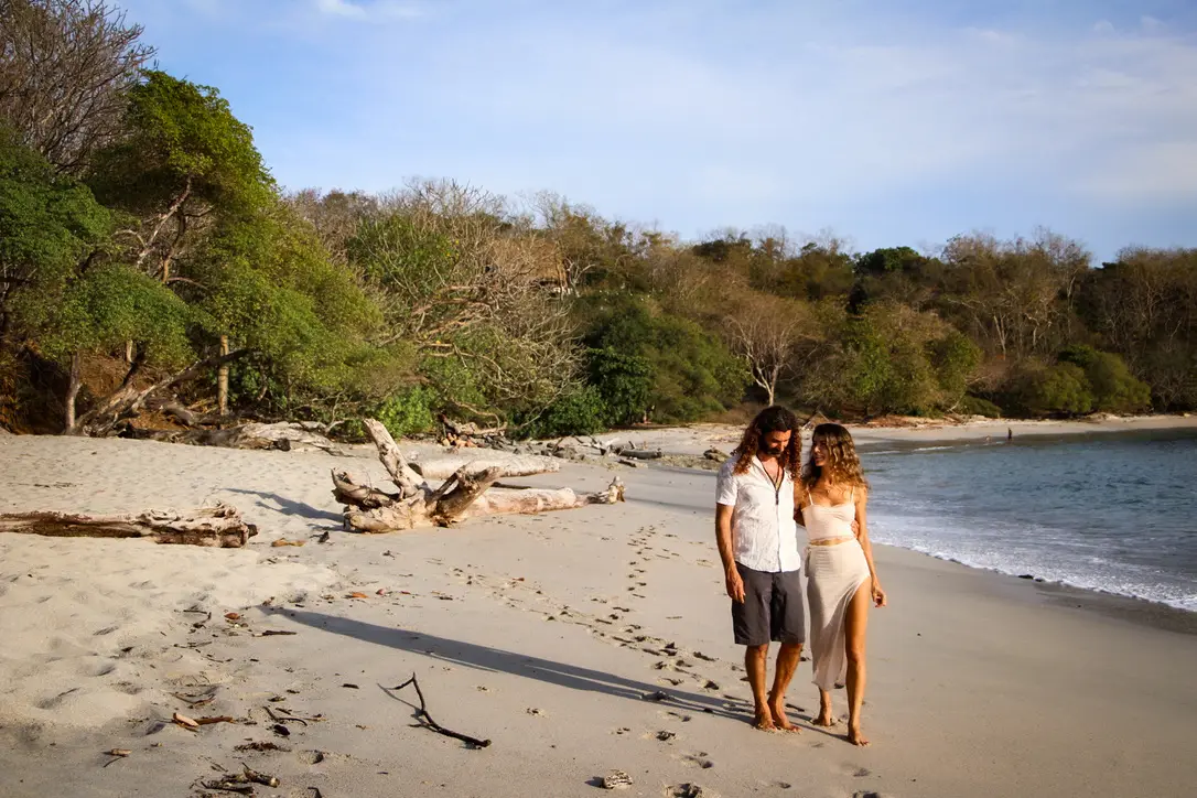Marguerite y su pareja caminando por la playa en Naya Nosara
