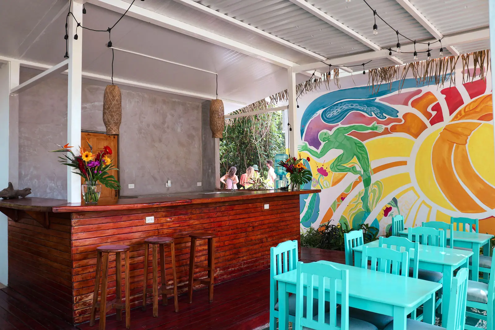 El bar y comedor al aire libre de Naya Nosara