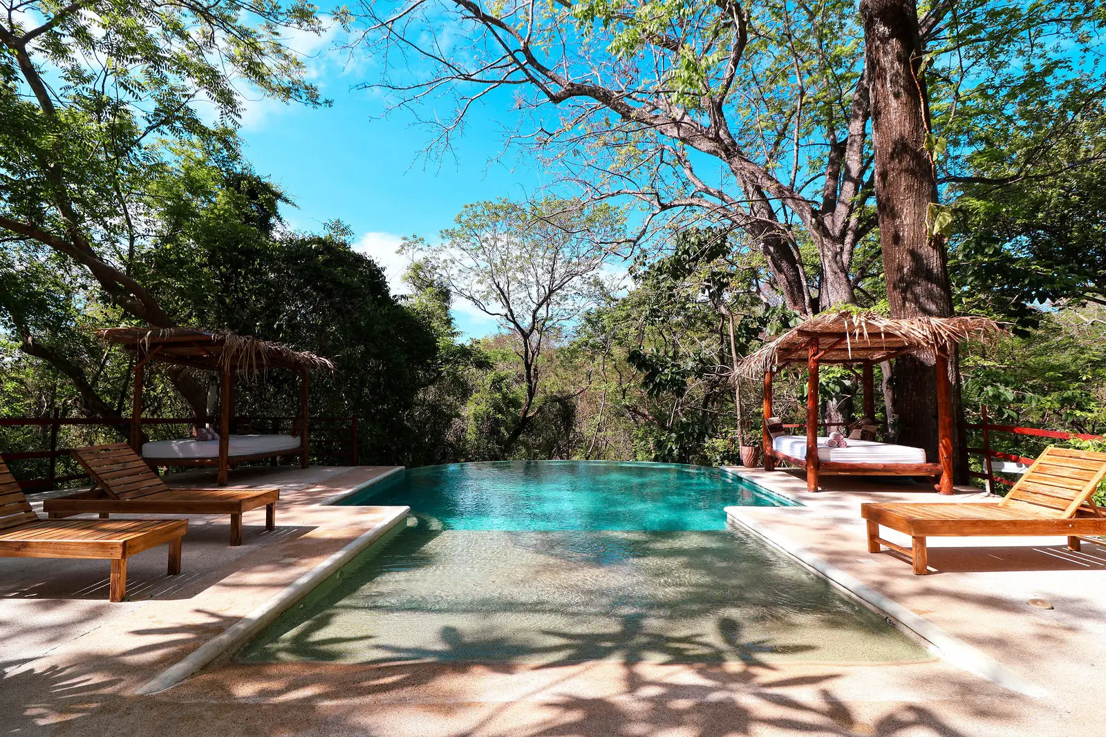 La piscina de Naya Nosara vista desde el jardín