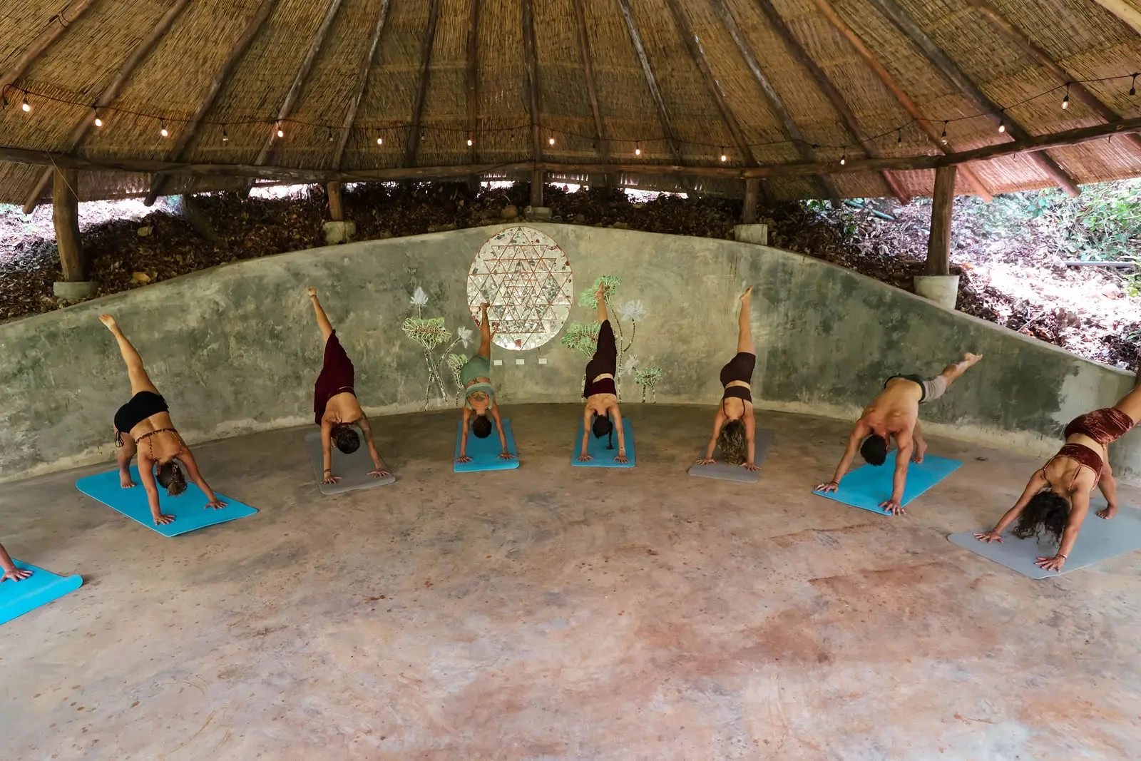 Una clase de yoga en grupo en la shala de Naya Nosara