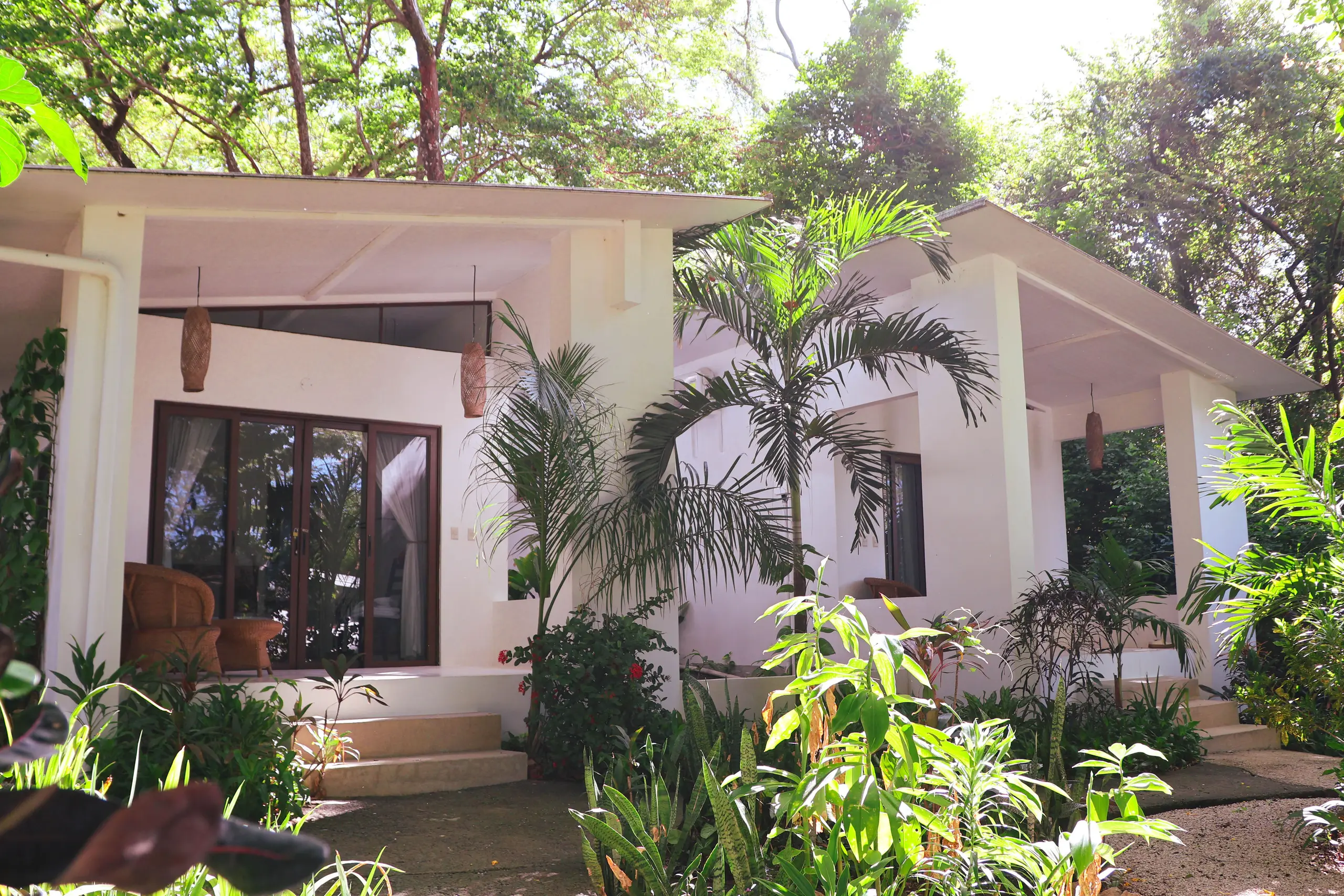 Dos casitas de Naya Nosara, con sus terrazas abiertas al jardín de la selva